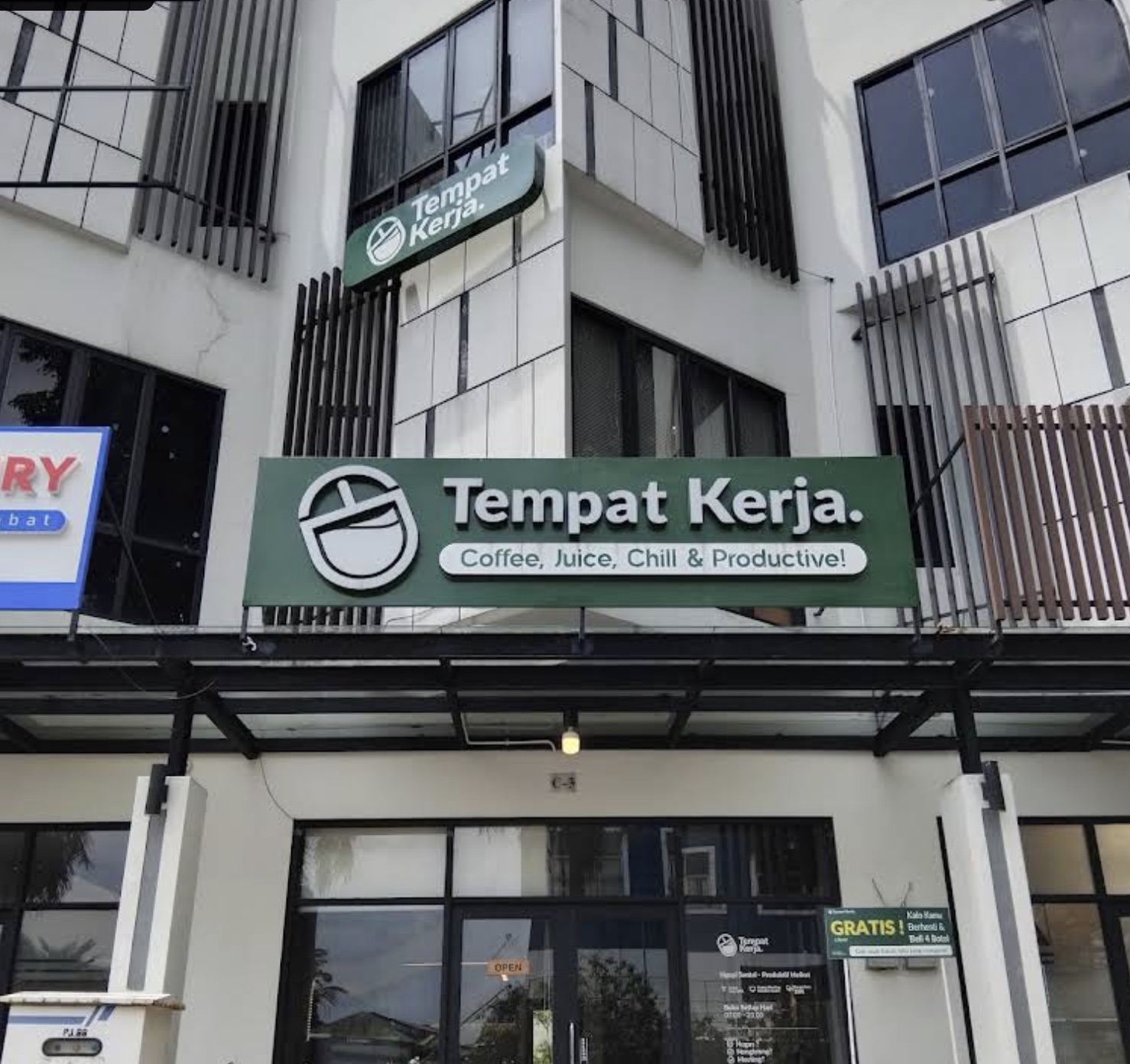 Fasad Kopi Tempat Kerja Modernland dengan papan nama hijau