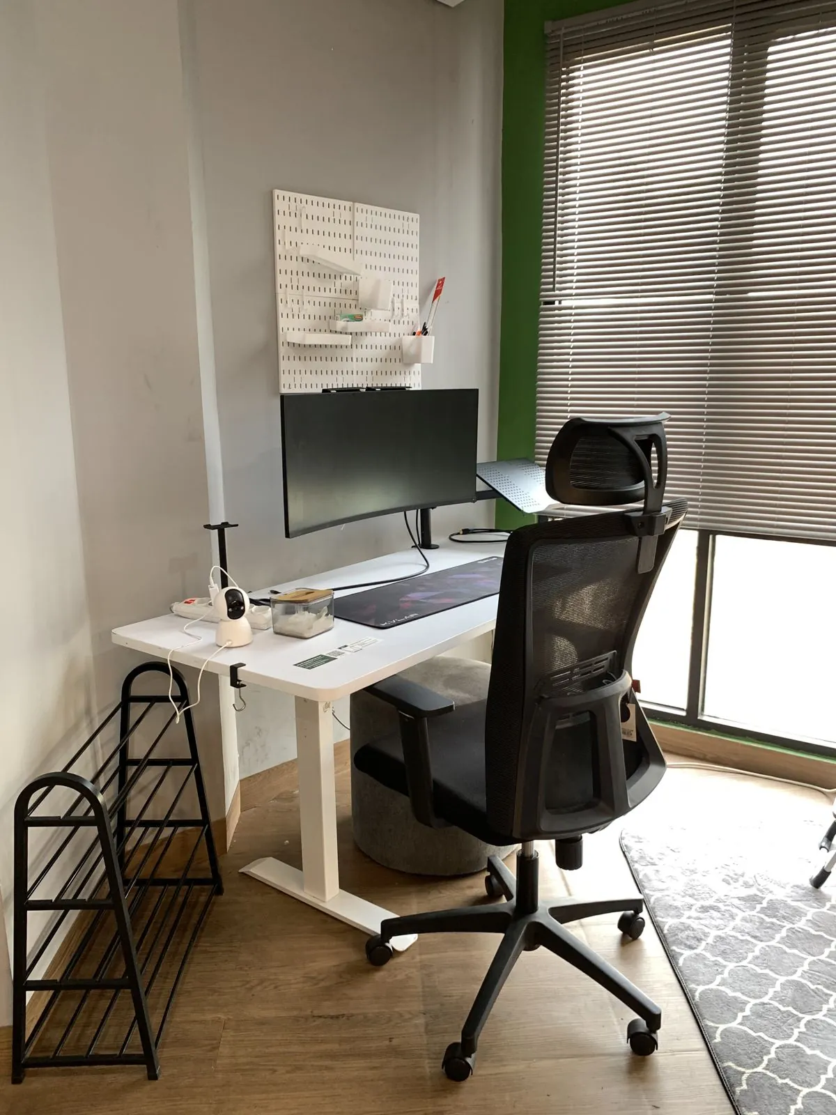 Meja kerja dengan monitor lebar dan kursi kerja
