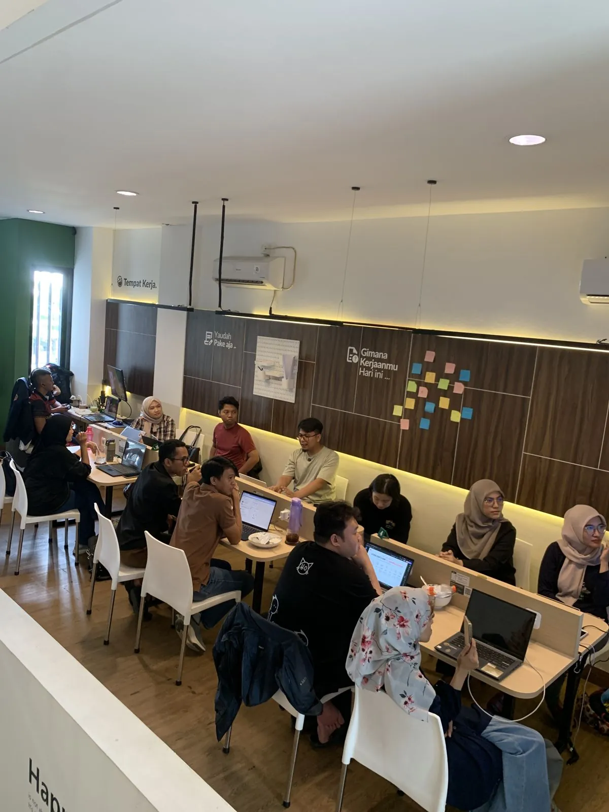 Sesi berbagi bersama tamu dan komunitas di Kopi Tempat Kerja