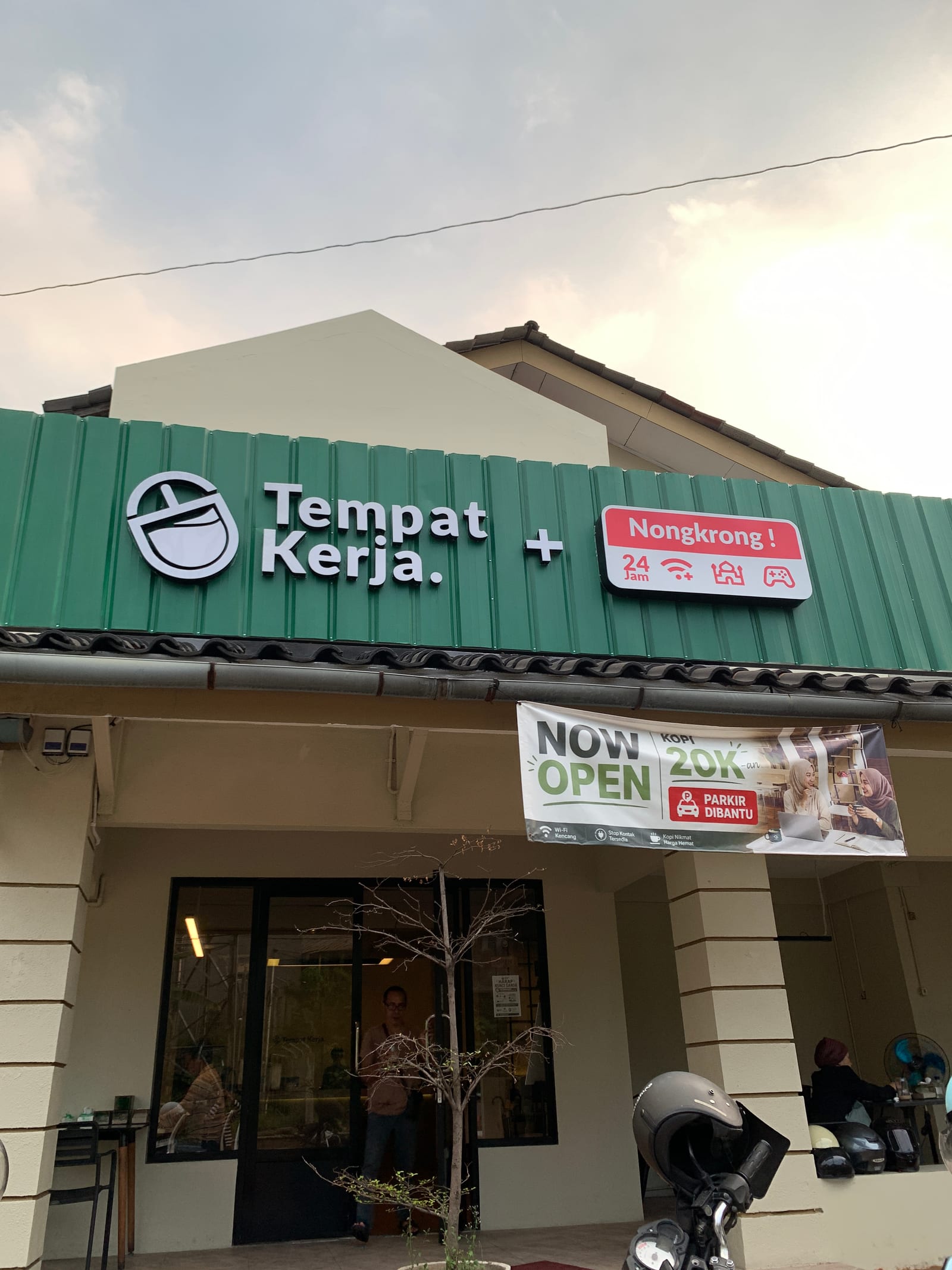 Suasana Kopi Tempat Kerja